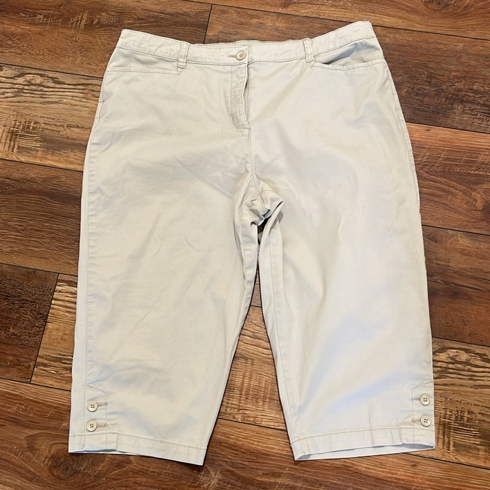 Karen Scott. Size 16P. Khaki cropped pants. Excellent condition!
